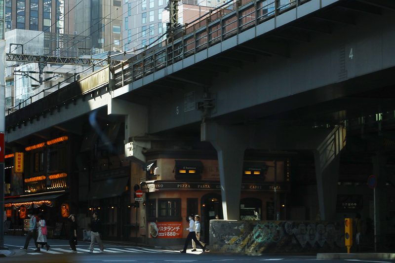 železniční most na Yurakucho Tokio Foto Petr Horčička